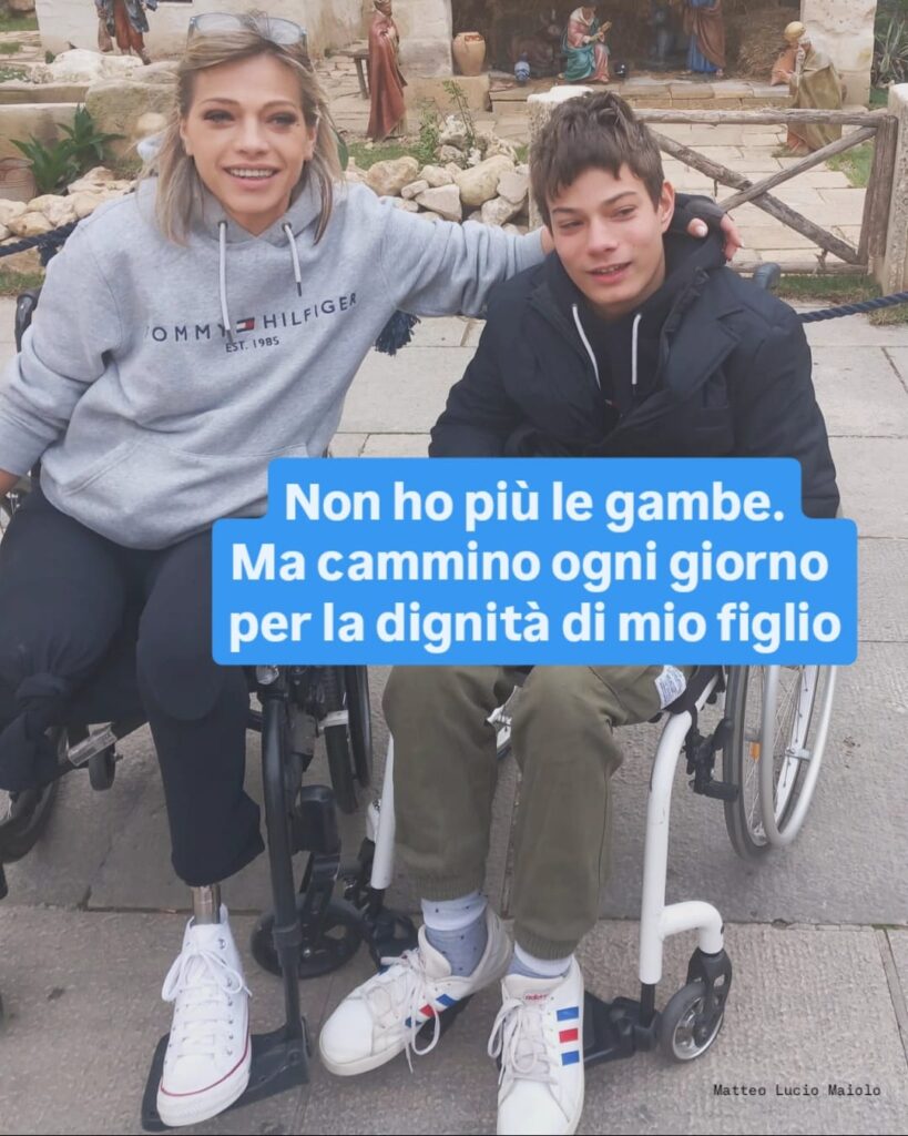 sedia a rotelle mamma e figlio